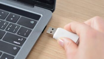 Safety Remove Saat Mencabut Flashdisk, Perlu Enggak Ya?