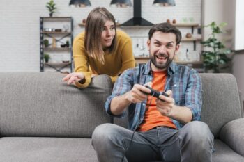Punya Pasangan Kecanduan Main Game? Hadapi dengan Cara Ini