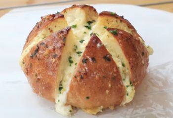 Hmmm Lezatnya! Ini Cara Bikin Korean Garlic Cheese Bread Tanpa Oven