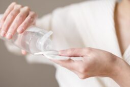 Manfaat Micellar Water Bukan Hanya Pembersih Wajah, Ada Lainnya Loh
