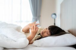 Dampak Negatif Buka HP Saat Bangun Tidur, Nomor 3 Bahaya Banget