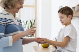 Bersihkan Tangan Anak Pakai Hand Sanitizer, Boleh Enggak ya?