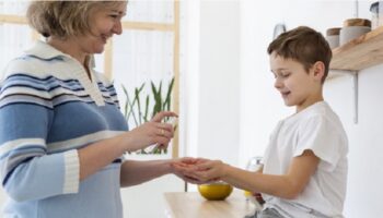 Bersihkan Tangan Anak Pakai Hand Sanitizer, Boleh Enggak ya?