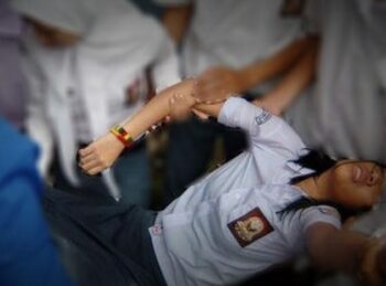 Benarkah Kesurupan Bisa Menular pada Perempuan?