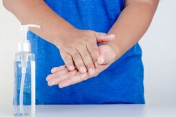 Meninggalkan Hand Sanitizer di dalam Mobil Bisa Terbakar, Masak Sih?