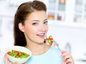 Kira-kira Mencicipi Makanan Saat Puasa Bisa Bikin Batal Enggak Ya?