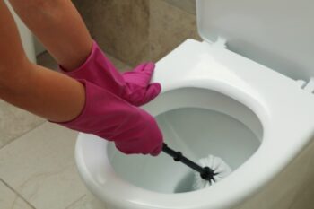 Cuka Putih untuk Bersihkan Kamar Mandi? Ini Caranya