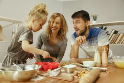 6 Manfaat Memasak Bersama Anak, Salah Satunya Bikin Anak Kreatif