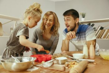 6 Manfaat Memasak Bersama Anak, Salah Satunya Bikin Anak Kreatif