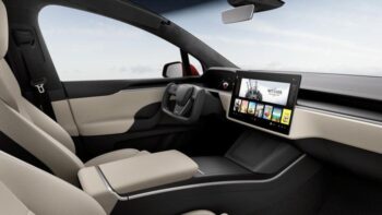 Tesla Model S dan X  Adopsi Kemudi Pesawat Terbang Timbulkan Kehebohan