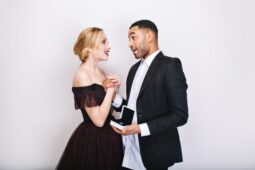 Mengencani Perempuan Berpenghasilan Lebih Besar? Ini Tips agar Tidak Minder