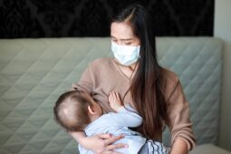 Tips Menyusui Bagi Ibu Positif Covid-19, Aman Kok!