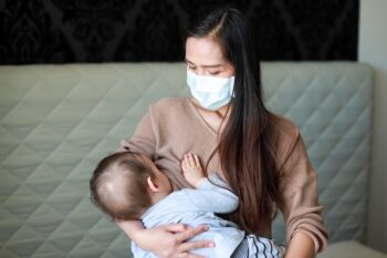 Tips Menyusui Bagi Ibu Positif Covid-19, Aman Kok!
