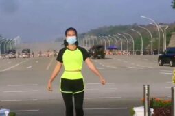 Unik! Wanita Ini Asyik Lakukan Aerobik Saat Ada Kudeta Militer