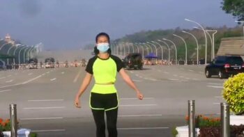 Unik! Wanita Ini Asyik Lakukan Aerobik Saat Ada Kudeta Militer