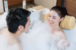 Manfaat Mandi Bareng Istri, Nomor 1 Pasti Gak Nyangka!