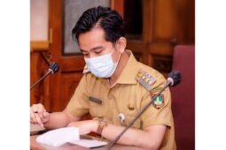 Gaya Gibran Sebelum Positif Corona Ini Jadi Sorotan, Pakai Celana Retro Inggris