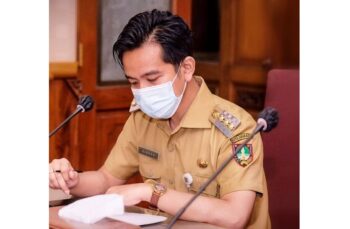 Gaya Gibran Sebelum Positif Corona Ini Jadi Sorotan, Pakai Celana Retro Inggris