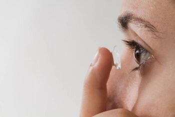 Memakai Softlens Saat Puasa, Bagaimana Hukumnya?