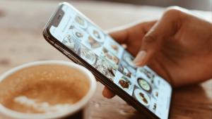 Pattern Interrupt Marketing: Rahasia Netizen Stop Scrolling, Kunci 3 Detik Pertama