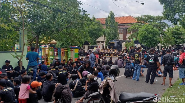 Ratusan Pesilat PSHT Datangi PN Madiun, Kawal Sidang Putusan Kasus Pembunuhan