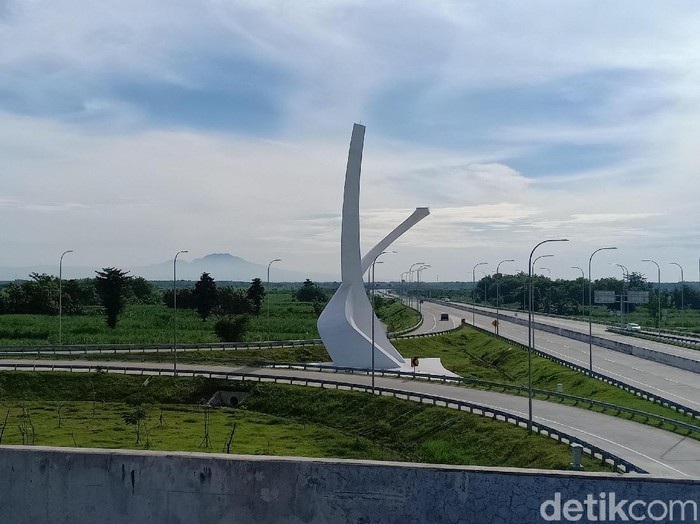 Bupati Madiun Ingin Tugu “Palu Arit” di Tol Ngawi-Kertosono Diganti