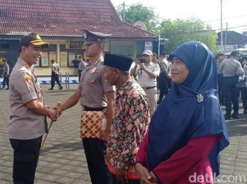 Anak Kuli Ngawi Ini Sukses Jadi Bintara Terbaik Polri