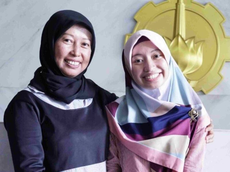 Ibu dan Anak Asal Surabaya Ini Raih Gelar Doktor Bareng, Cetak Rekor Bareng Pula