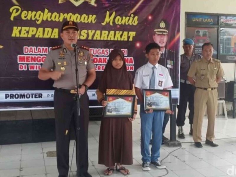 Tangkap Pencuri Ponsel, Dua Siswa Madiun Ini Diganjar Penghargaan dari Polisi