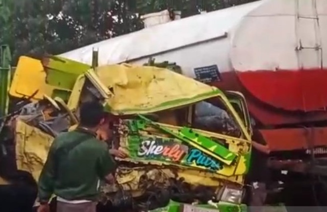 Dua Orang Tewas Dalam Tabrakan Beruntun di Jalur Pantura Probolinggo