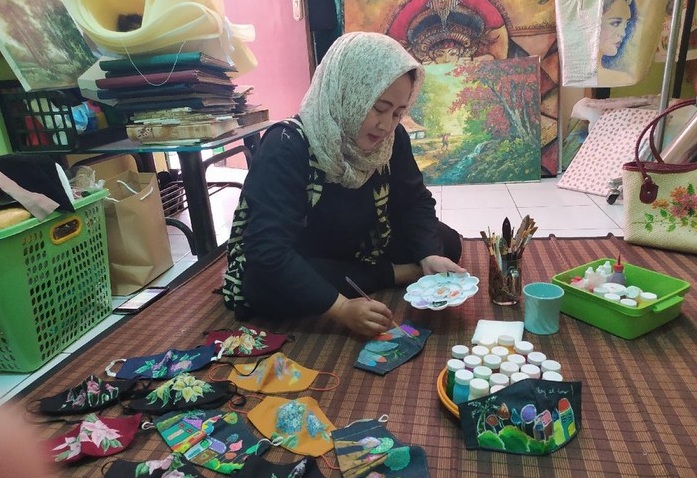 Wow, Seniman Sidoarjo Untung Jutaan Rupiah dari Melukis Masker