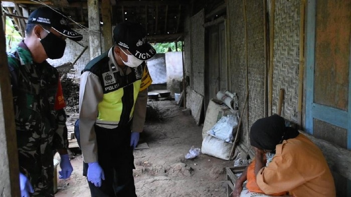 Terima Bantuan Sembako, Mbah Katinem Menangis Terharu