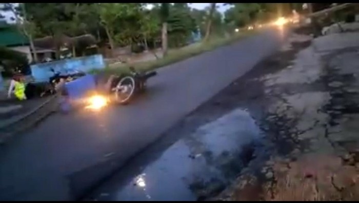 Viral Pengendara Motor Tabrak Portal Jalan di Probolinggo, Ini Faktanya