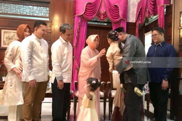 Wali Kota Tri Rismaharini “Open House” Daring Saat Lebaran