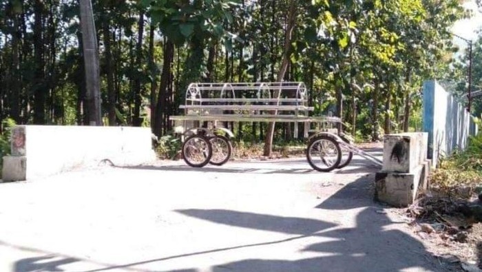 Hii…Keranda Jenazah Jadi Portal Desa Jonggol Ponorogo