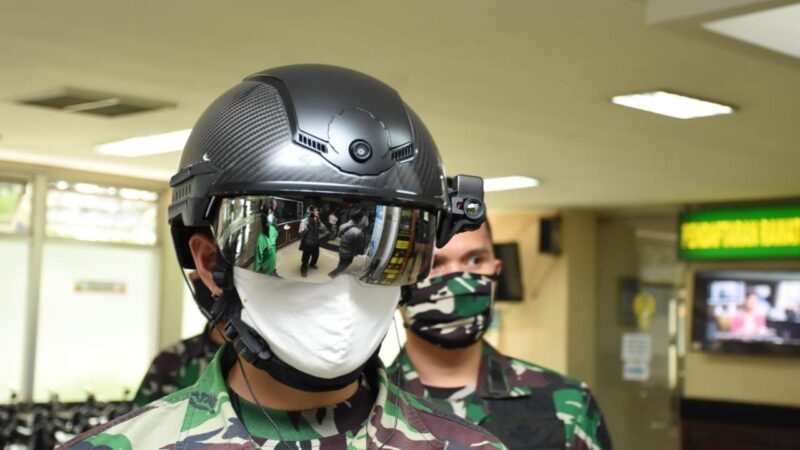 Wuih Canggih! Helm TNI Mampu Deteksi Suhu Tubuh Jarak 10 Meter