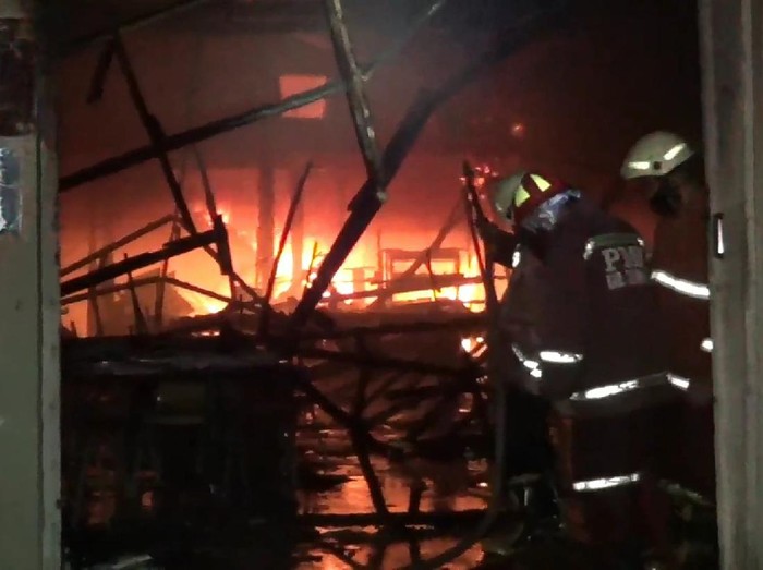 Ditinggal Karyawan Pulang, Rumah Makan di Tulungagung Ludes Terbakar