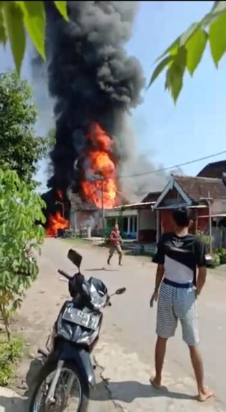 Gudang Pupuk dan BBM Milik Petani di Magetan Terbakar
