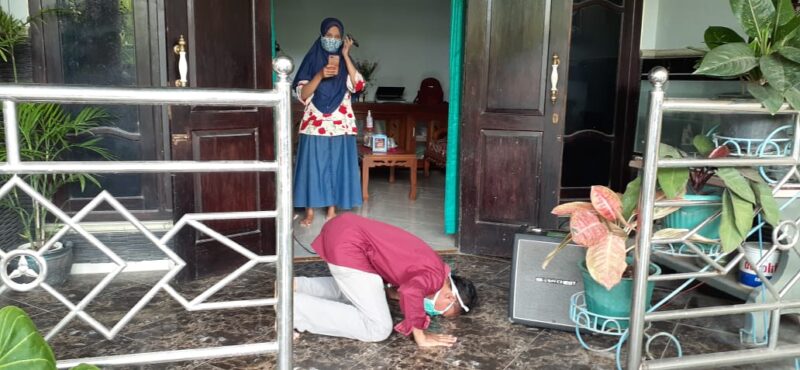 Pulang dari RS, Pasien Positif Covid-19 Madiun yang Sembuh Disambut Lantunan Selawat