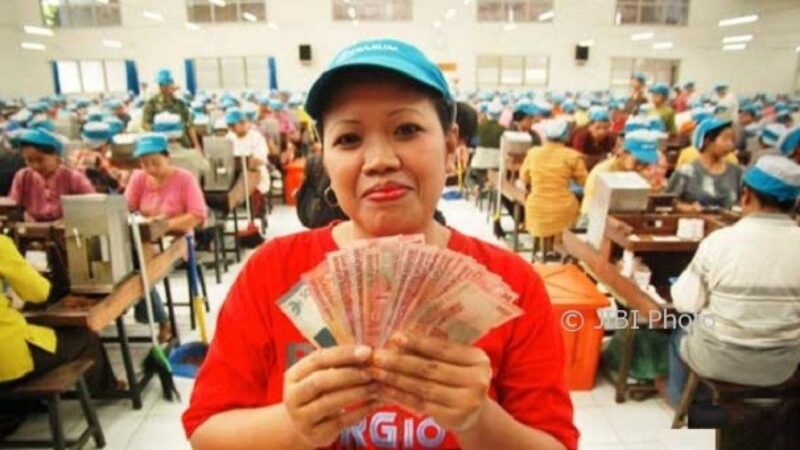 Disnakertrans Jatim Minta THR Dibayarkan Paling Lambat H-7