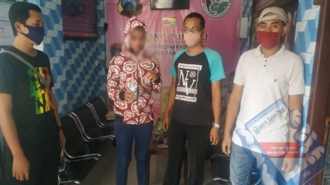 Gadis Cantik Asal Sampang Ditangkap Polisi, Saat Asyik Nyabu