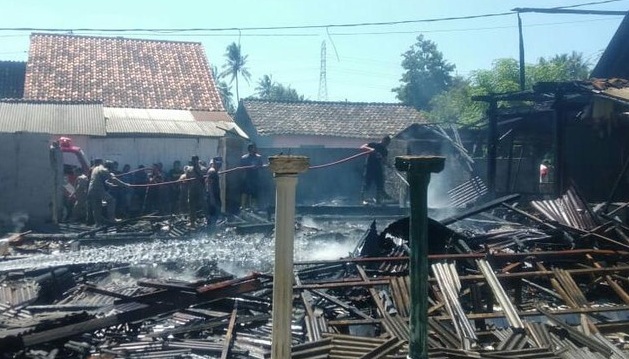 Diduga Akibat Korsleting, 3 Rumah Warga di Situbondo Ludes Terbakar