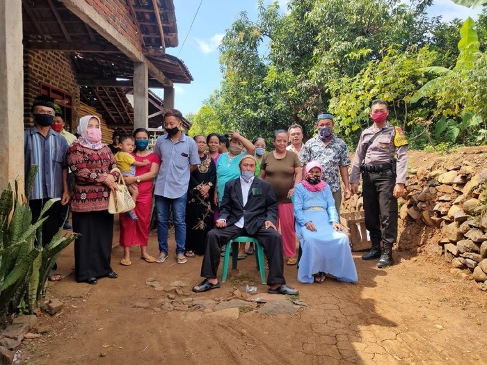 Cinta tak Pandang Usia, Duda Muda di Nganjuk Nikahi Nenek 72 Tahun