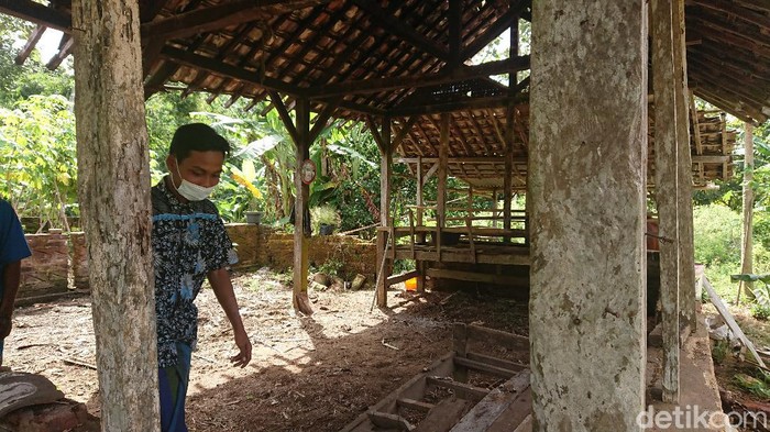 Sendirian di Rumah Tak Layak Huni, Remaja Yatim Piatu di Tulungagung Ini Terpaksa Tinggal di Masjid