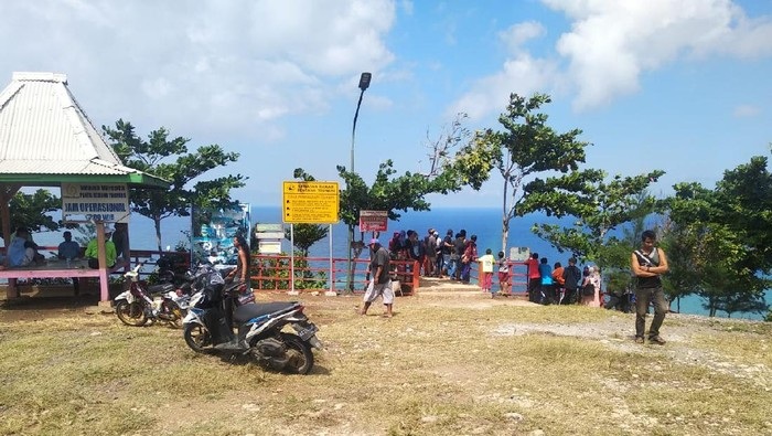 Seorang Wisatawan Asal Blitar Hilang Tersapu Ombak di Tulungagung