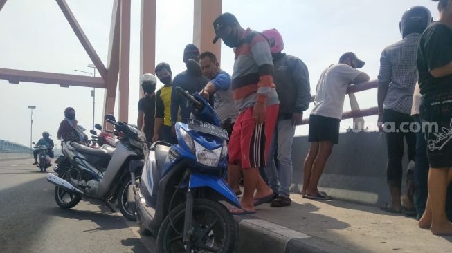 Diduga Bunuh Diri, Pengendara Sepeda Motor Lompat ke Bengawan Solo