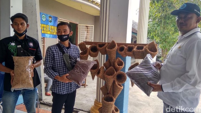 Pemuda Karang Taruna di Lamongan Ini Sukses Jadikan Sabut Kelapa Jadi Vas Bunga