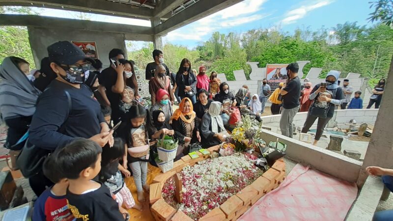 Jelang 100 Hari Kepergian Didi Kempot, Sobat Ambyar Padati Makam Sang Maestro
