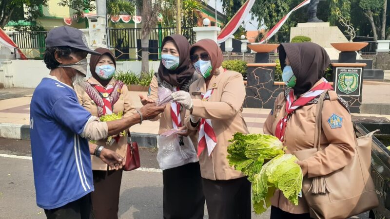 Peringati Hari Pramuka ke-59, Anggota Kwarcab Kota Madiun Bagikan 5.000 Masker
