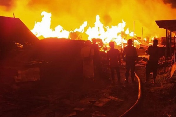Kebakaran Gudang Kayu di Kediri: Oven Diduga Overheat, Kerugian Capai Rp1,5 M